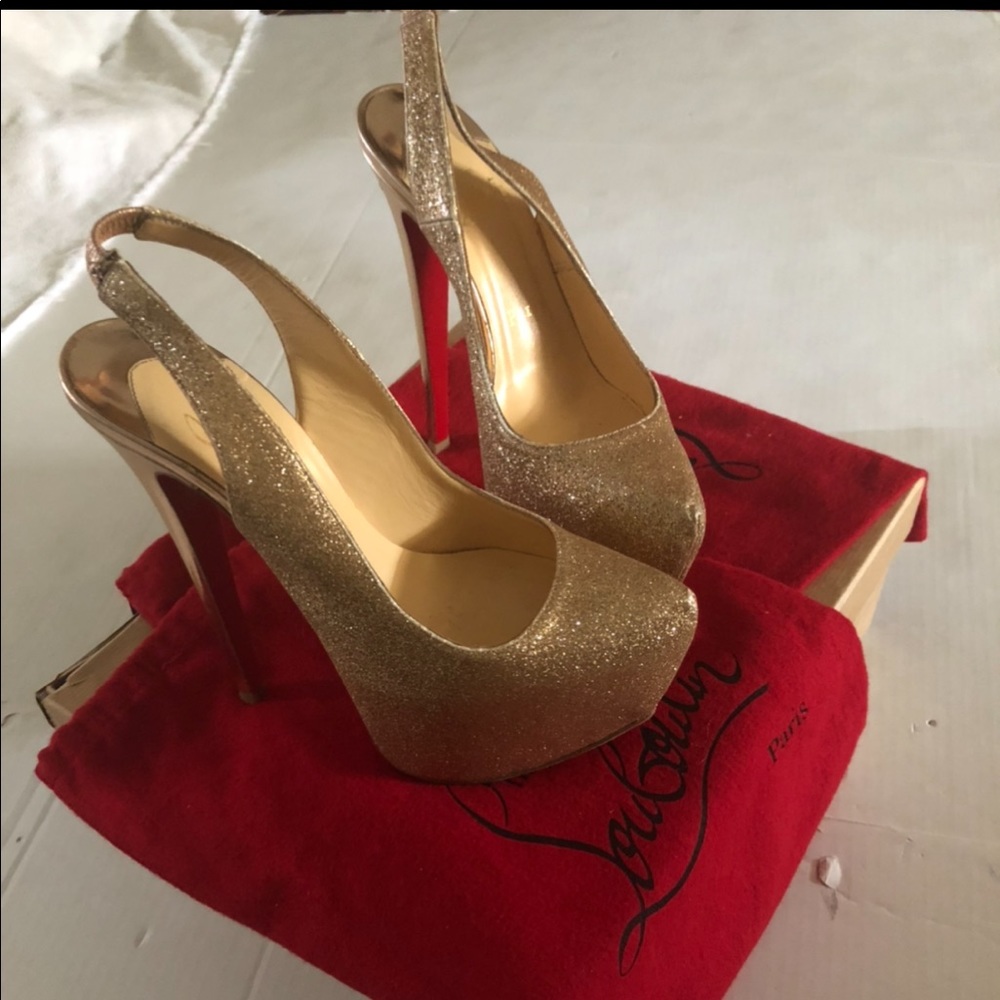 Authentic, comes with original box and bags